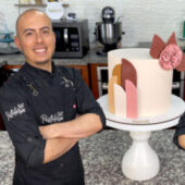 Ángela González y Cristian Buitrago fundaron Pastelería D.C en 2014. Ángela, tras dejar su trabajo como cocinera, decidió dedicarse a la pastelería creativa. Más tarde, Cristian se unió al proyecto, aportando su arte y originalidad. Juntos, ahora comparten sus conocimientos en su taller en Bogotá, enseñando a quienes desean perfeccionar sus habilidades en repostería creativa. Disfrutan viendo a sus alumnos darle un toque único a sus creaciones. 